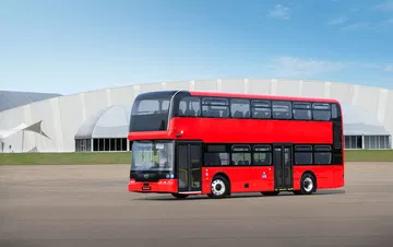 Autobús eléctrico BYD BD11 en Londres con diseño moderno y eficiencia energética