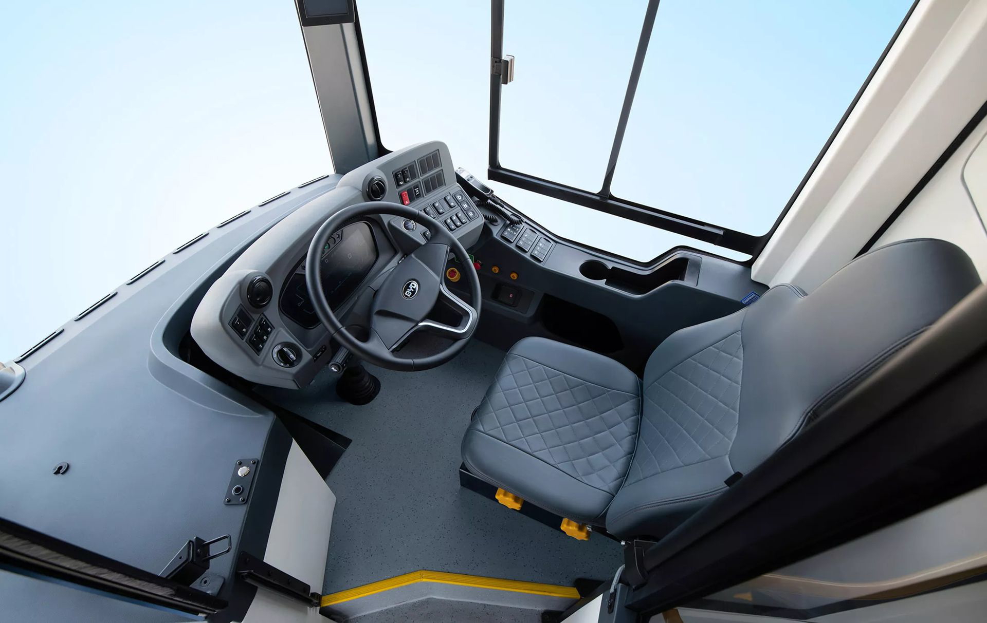 Vista detallada del puesto de conducción del BYD BD11.