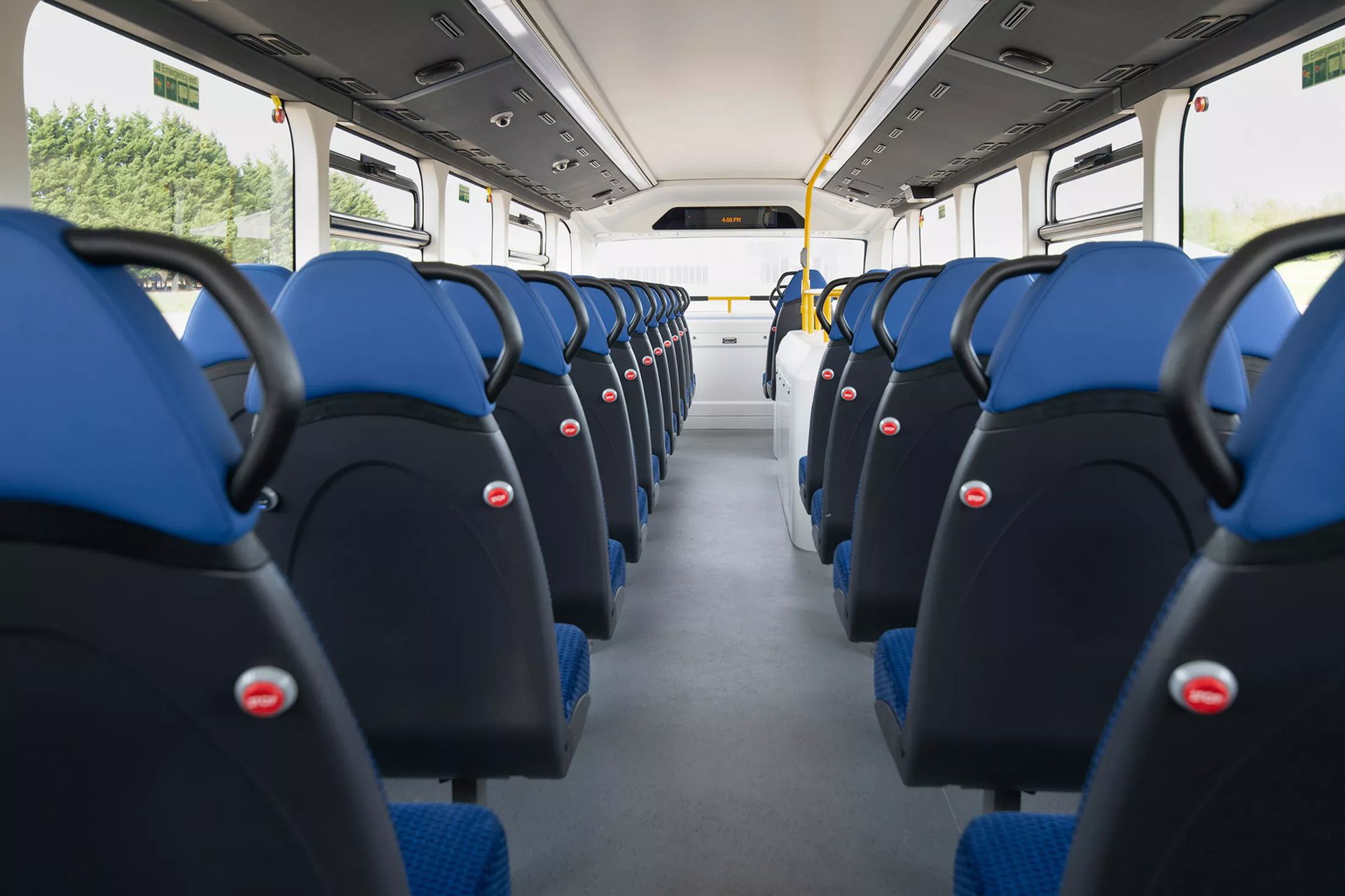 Interior del autobús eléctrico BYD con vista de asientos alineados