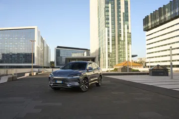 Vista delantera y lateral del BYD Seal, diseño innovador y elegante.