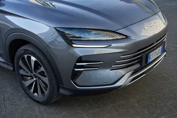 Vista frontal y lateral del SUV BYD Seal, diseño elegante con líneas aerodinámicas.