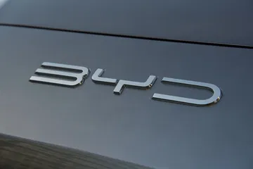Detalle del logo de BYD en la carrocería del vehículo.