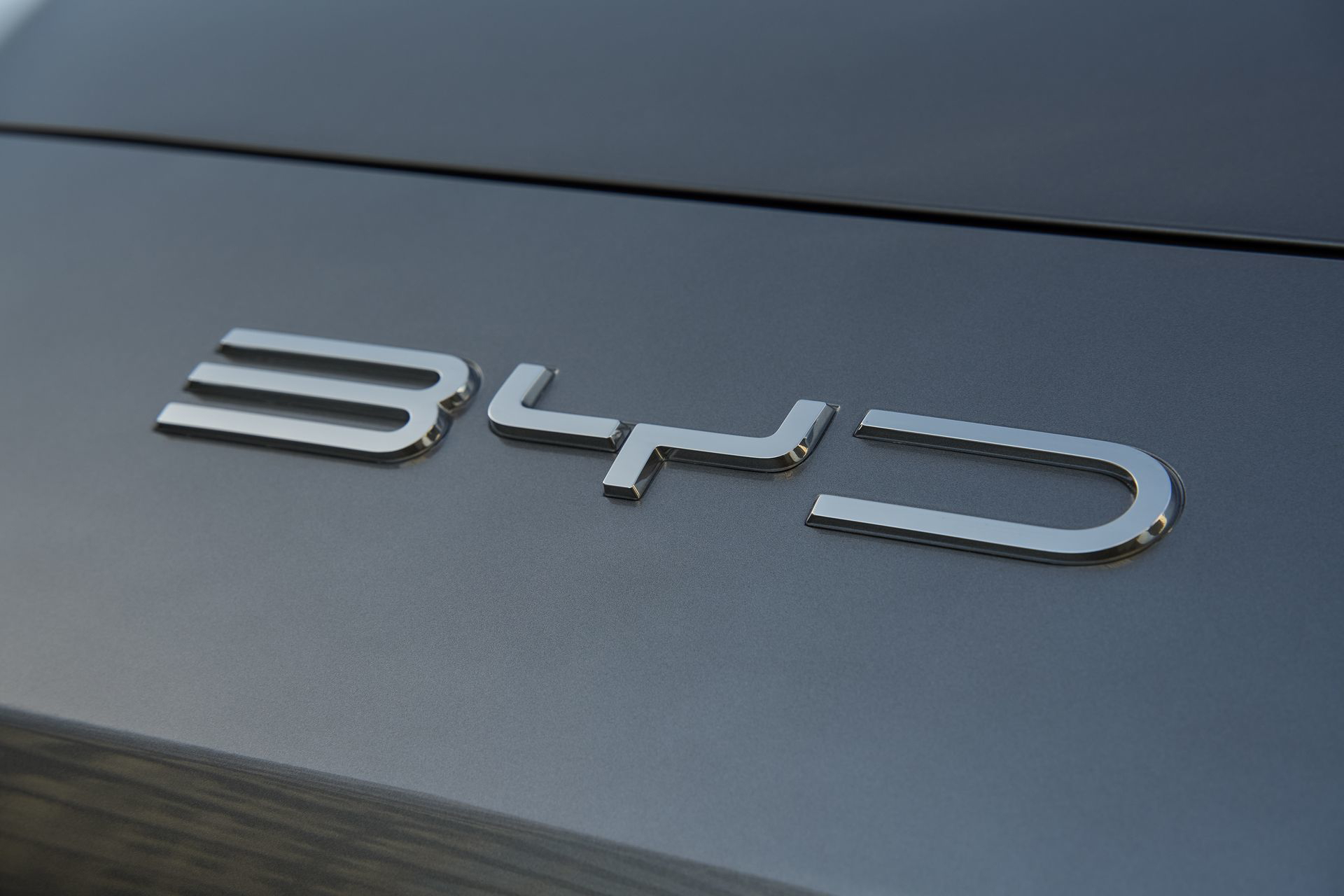 Detalle del logo de BYD en la carrocería del vehículo.
