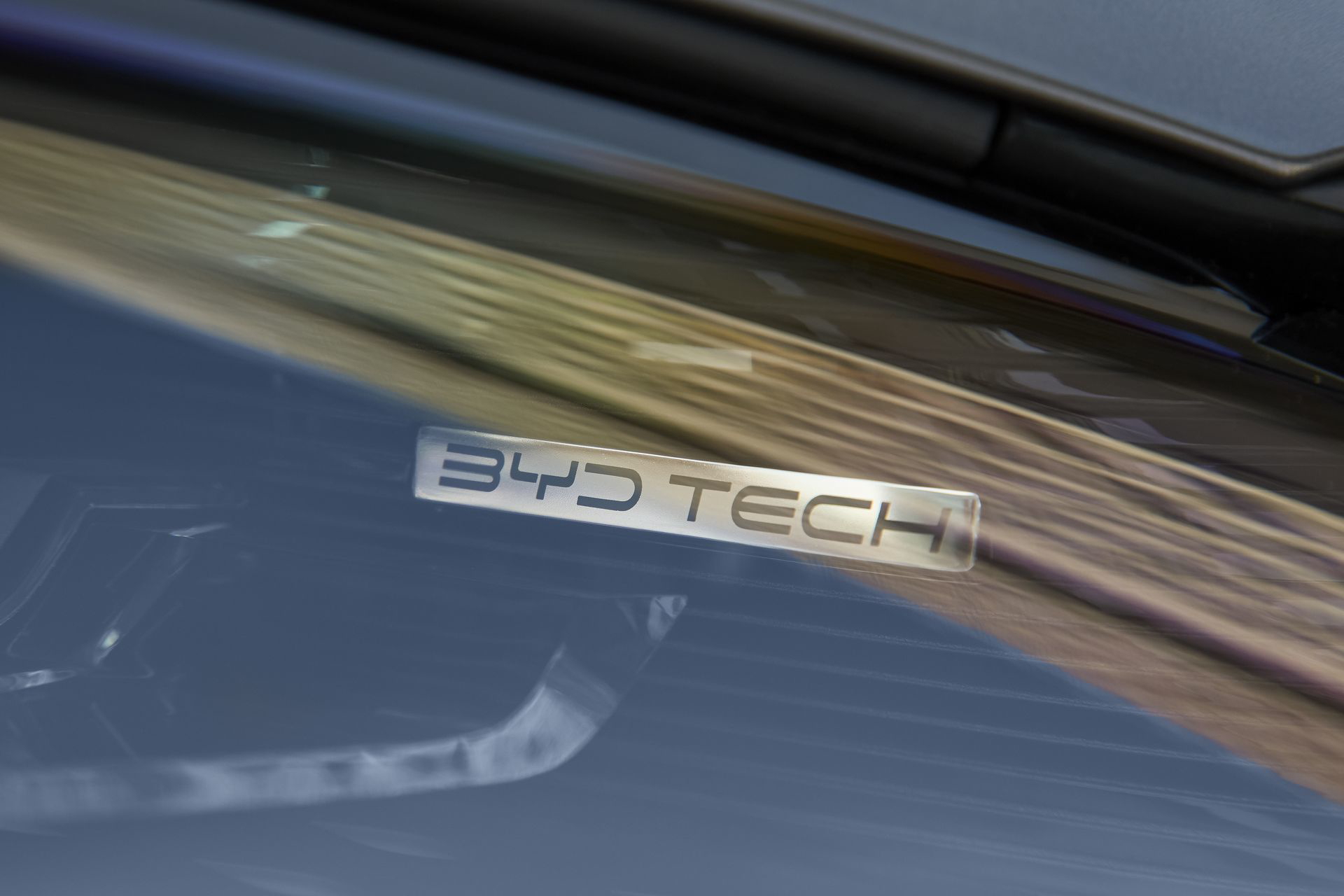 Detalle insignia tecnológica BYD en vehículo.