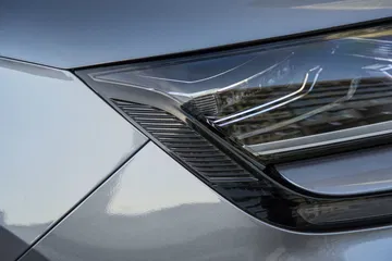 Foco LED con diseño característico del BYD Seal.