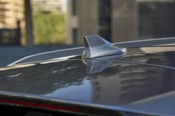 Detalle elegante ornamento capó, destacando diseño y aerodinámica