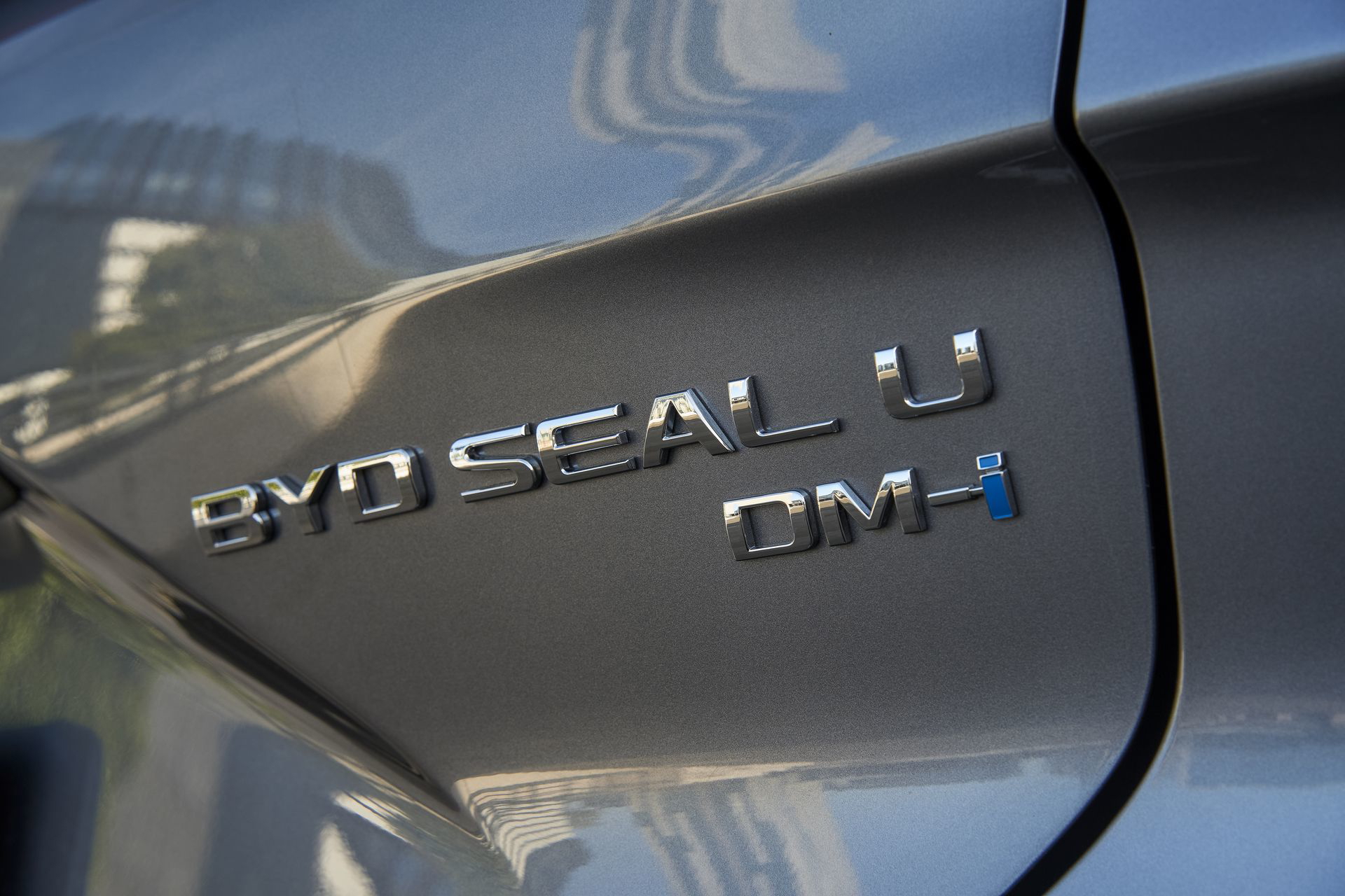 Vista cercana del emblema BYD Seal en carrocería, calidad impecable.