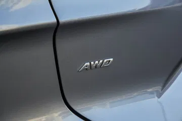 Vista detalle sistema de tracción AWD en carrocería.