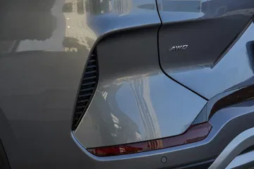 Vista trasera lateral del BYD Seal, destacando su diseño elegante y moderno.