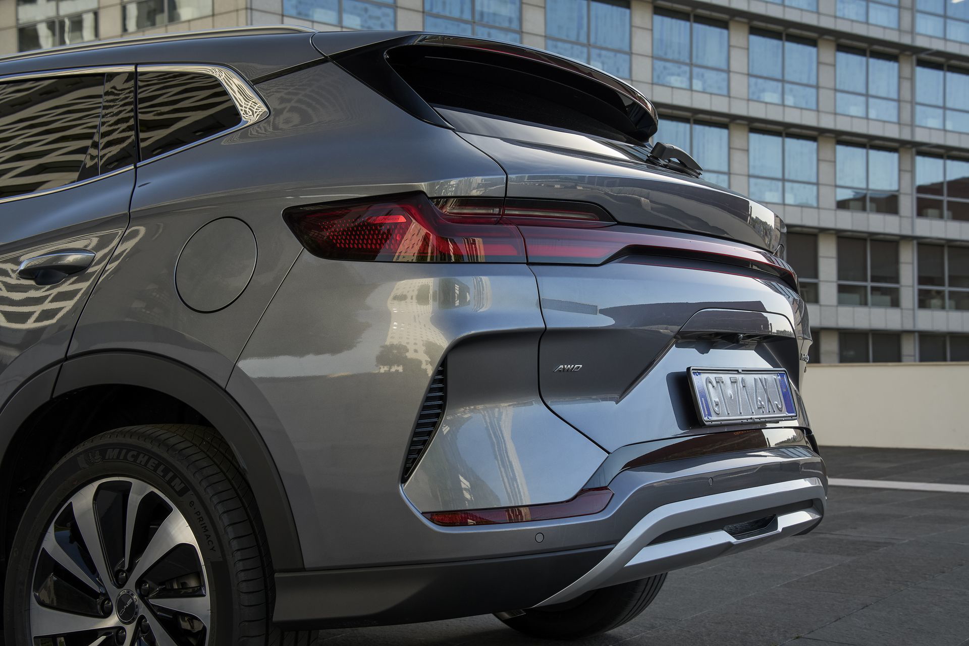 Vista trasera-lateral del BYD Seal, destacando su diseño moderno y aerodinámico.