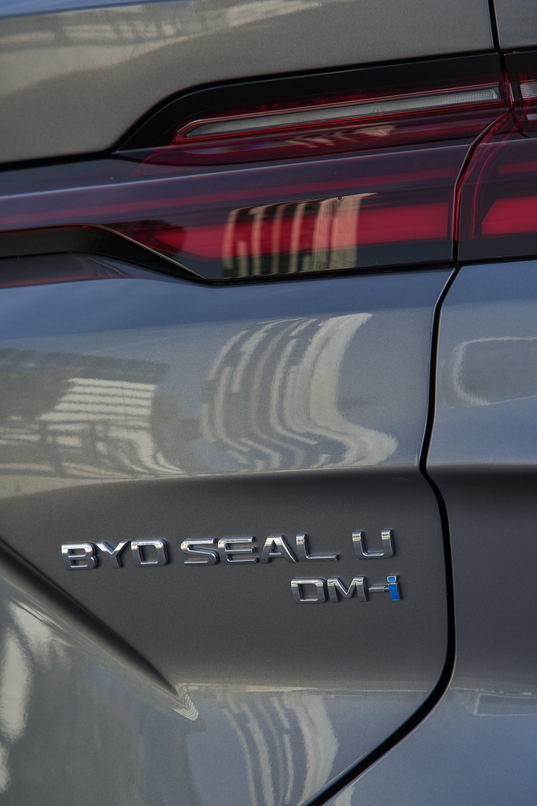 Vista cercana del detalle acentuado en el BYD Seal U - distintivo y moderno