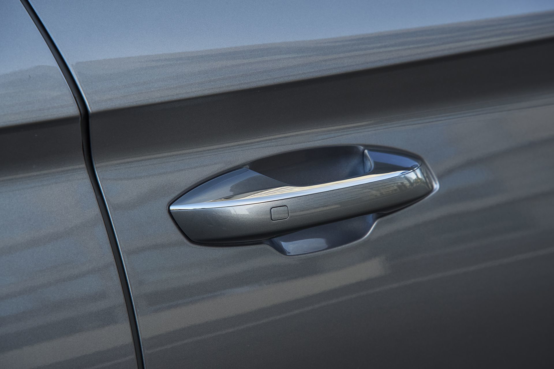 Vista del retrovisor del BYD Seal 2024 en detalle.