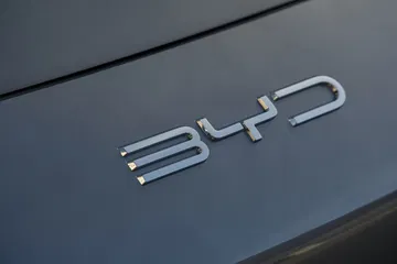 Distintivo de la marca BYD en el exterior del vehículo