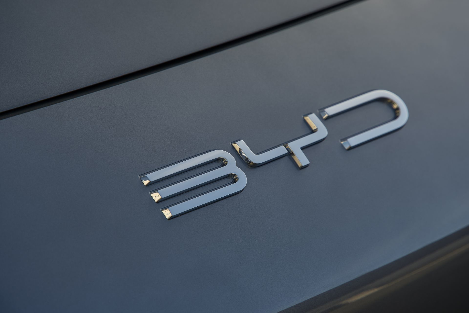 Distintivo de la marca BYD en el exterior del vehículo
