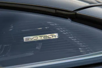 Emblema del BYD Seal mostrando detalles y calidad de acabados.