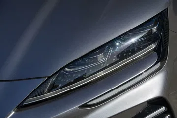 Faro LED con diseño dinámico del BYD Seal.
