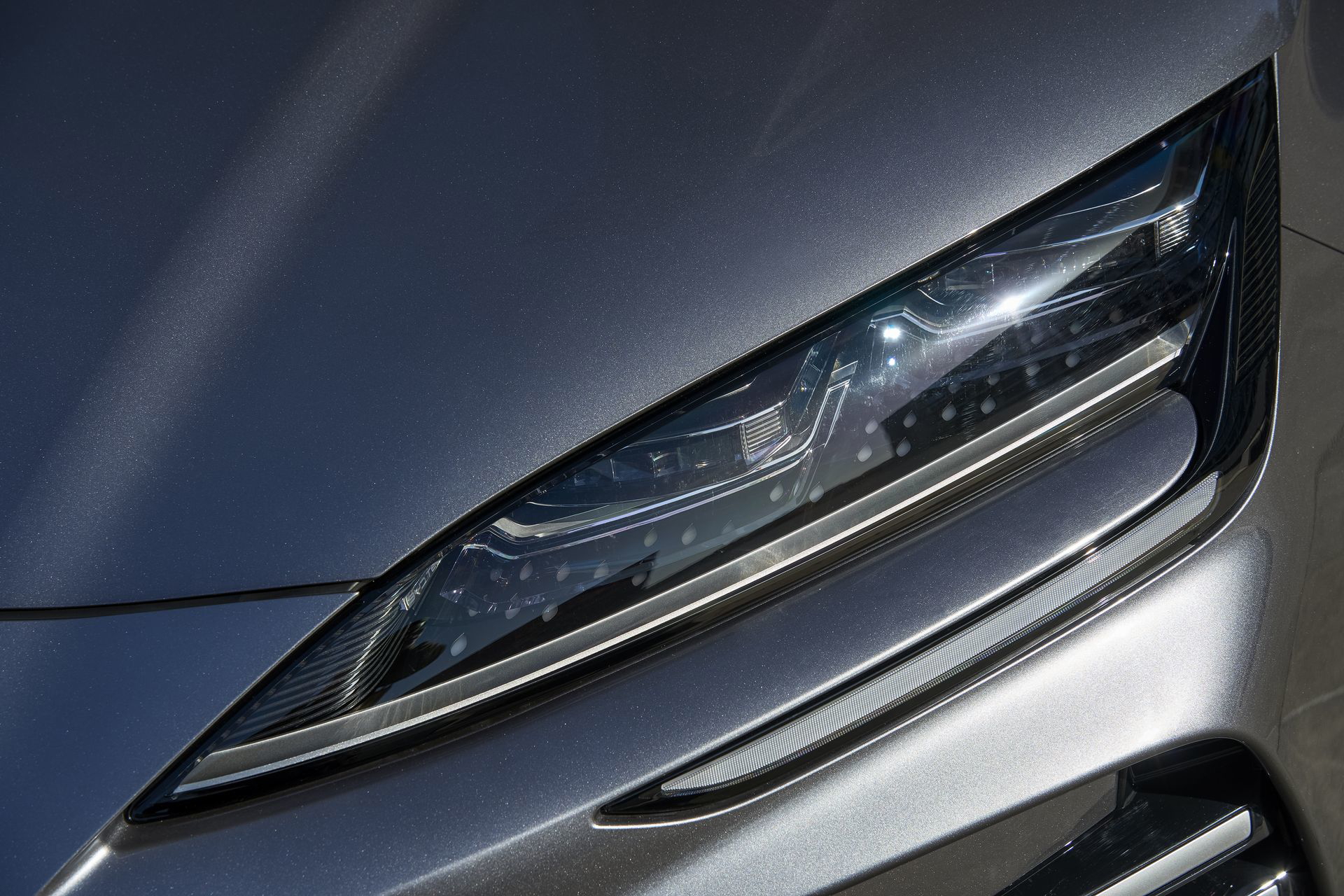 Faro LED con diseño dinámico del BYD Seal.
