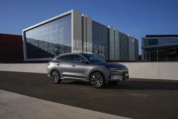 Vista lateral del BYD Seal en un entorno urbano