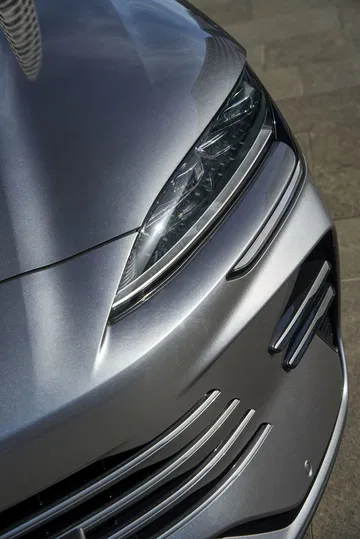 Vista detallada del frontal del BYD Seal destacando su diseño moderno e iluminación LED