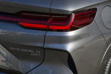Vista parcial trasera y lateral del vehículo, destacando diseño de luces