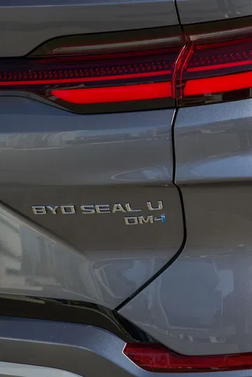 Vista detallada de la insignia trasera del BYD Seal, destacando su diseño eléctrico.