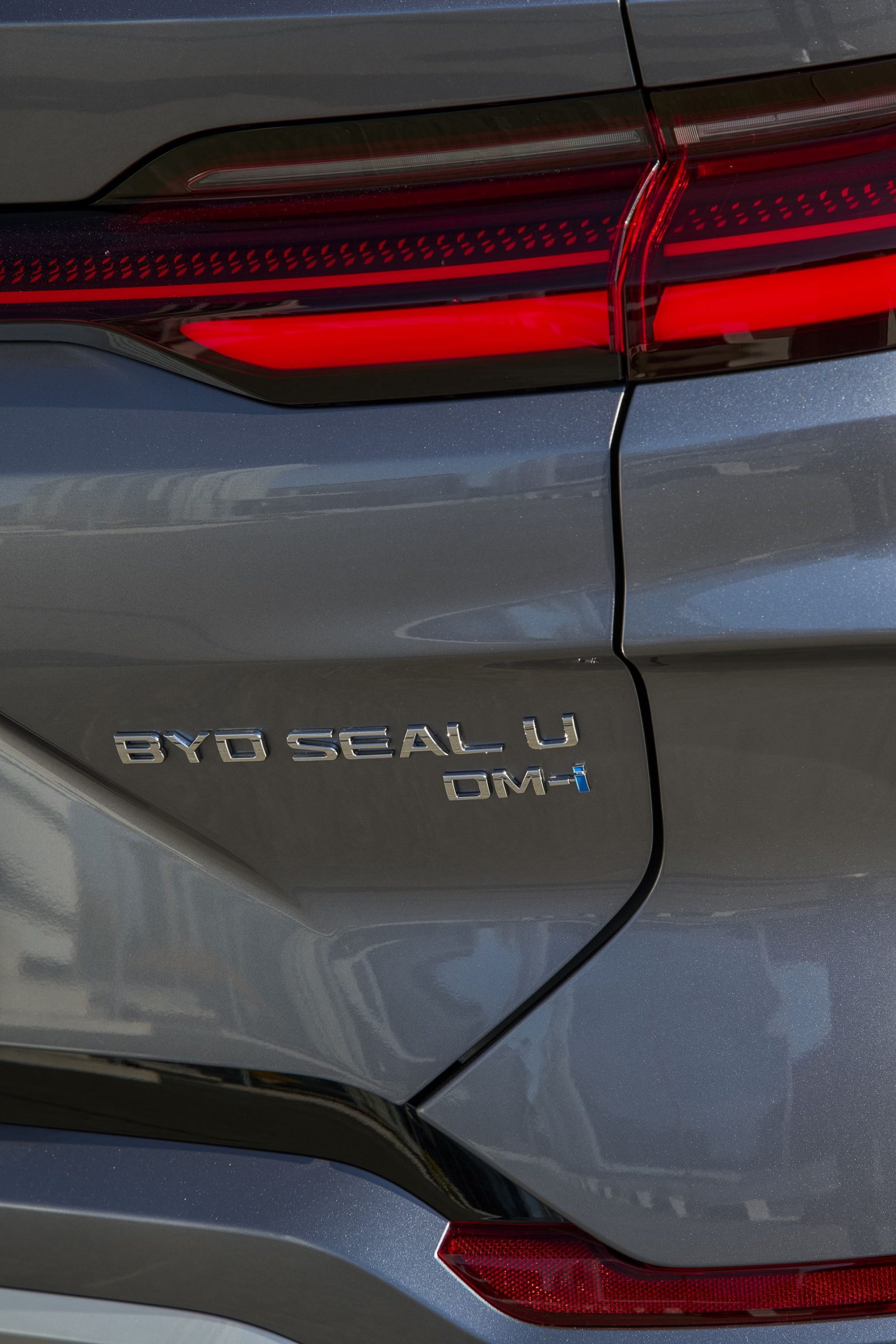 Vista detallada de la insignia trasera del BYD Seal, destacando su diseño eléctrico.