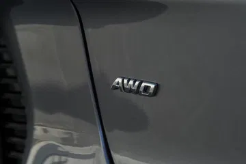 Imagen muestra detalle distintivo del modelo BYD Seal