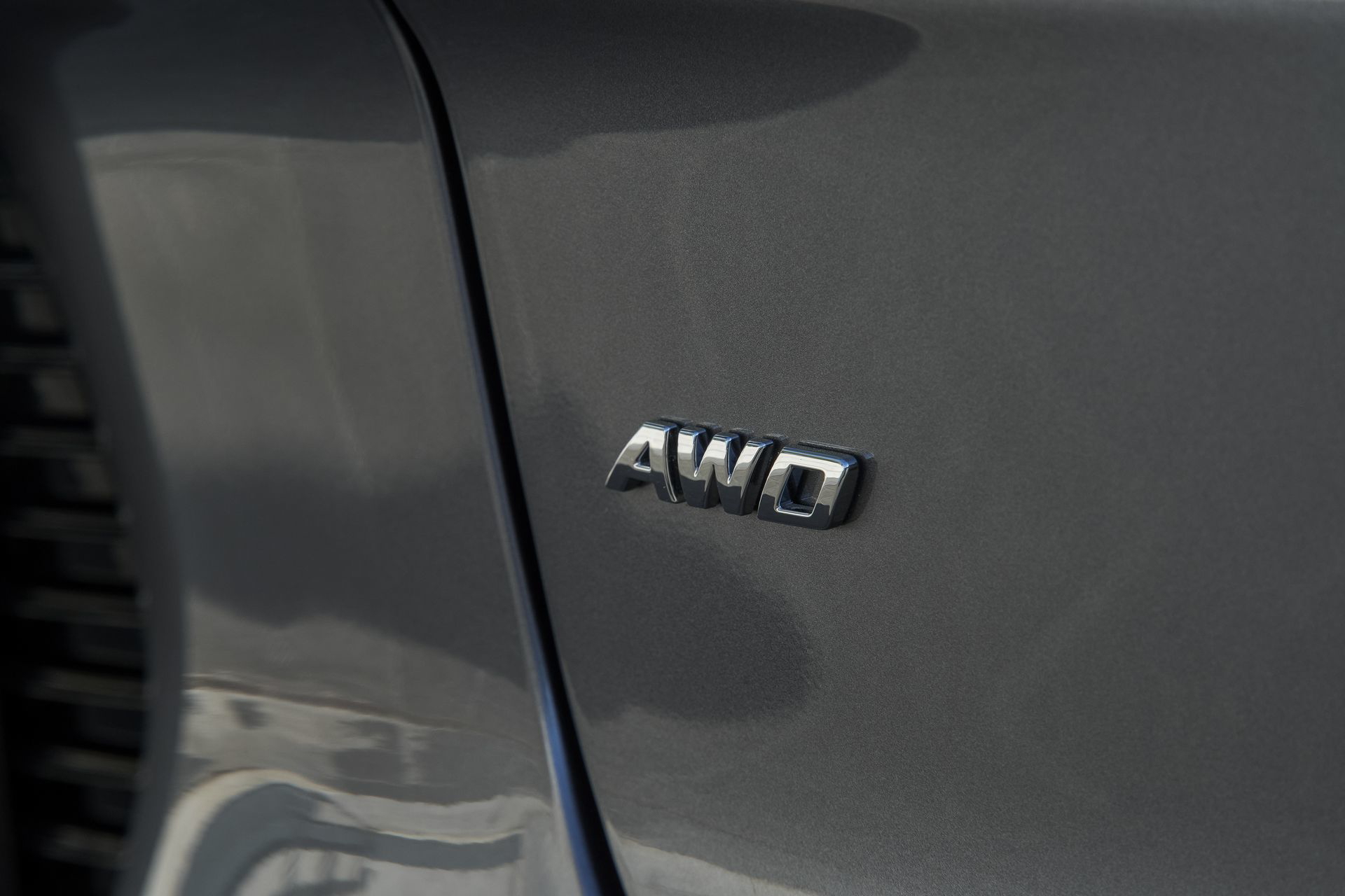 Imagen muestra detalle distintivo del modelo BYD Seal