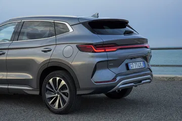 Vista trasera lateral del BYD Seal, destacando su diseño aerodinámico y moderno.