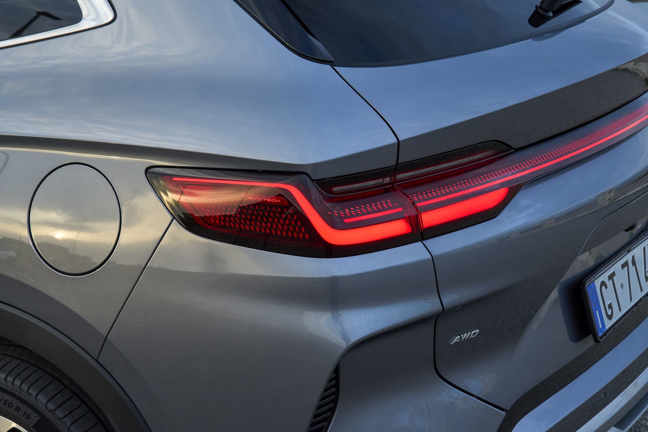 Vista trasera lateral del BYD Seal 2024, destacando su diseño de iluminación