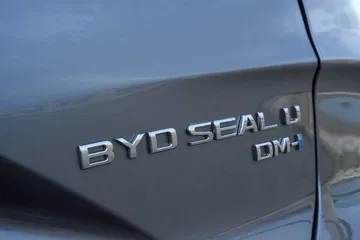 Vista detallada emblema BYD Seal U DMi, nueva era SUV eléctricos