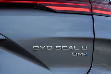 Vista detallada del emblema y diseño lateral del BYD Seal.
