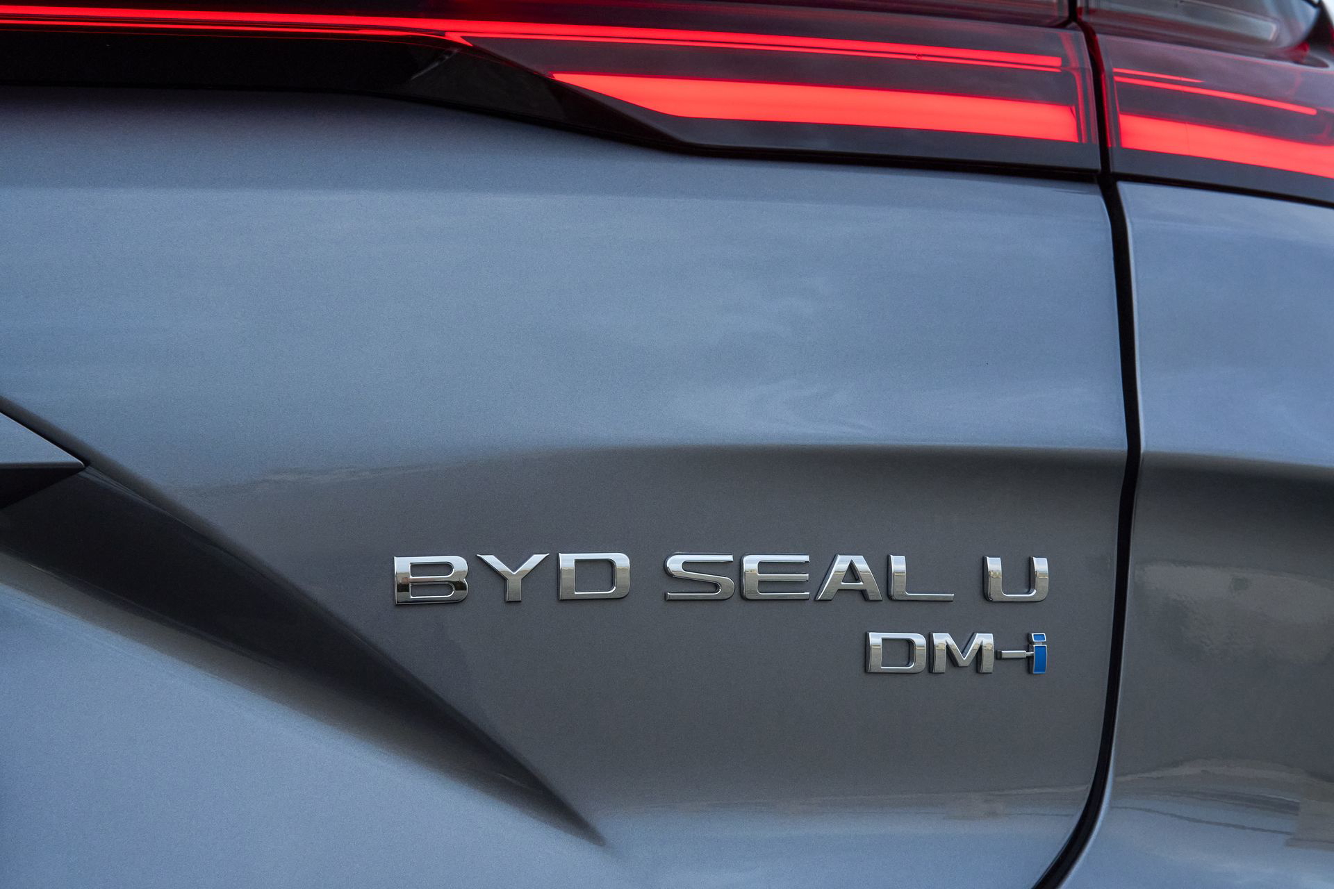 Vista detallada del emblema y diseño lateral del BYD Seal.