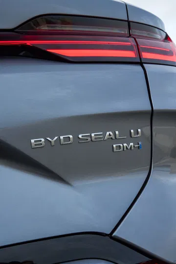 Vista trasera del BYD Seal mostrando líneas y emblema distintivos.