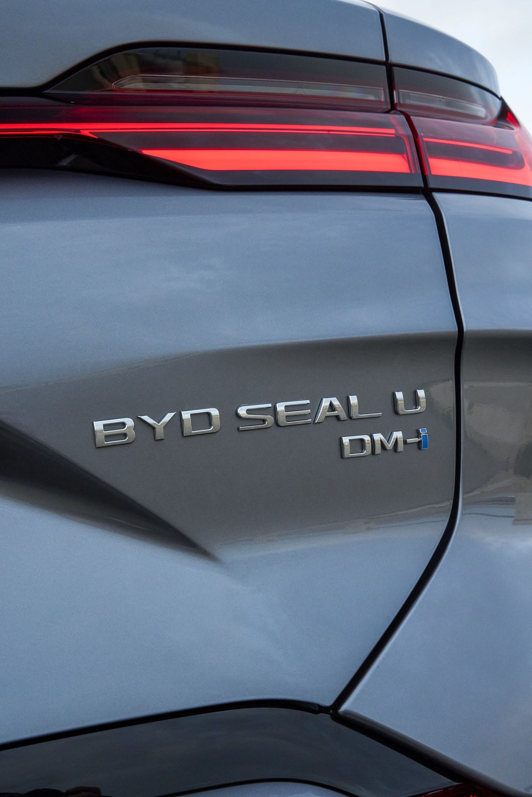 Vista trasera del BYD Seal mostrando líneas y emblema distintivos.
