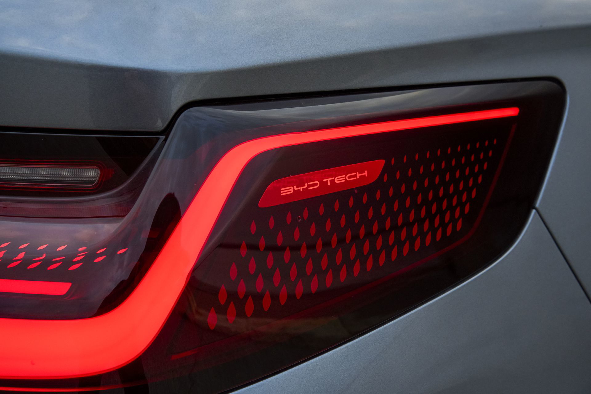 Detalle de la luz trasera con diseño vanguardista del BYD Seal