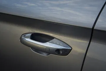 Vista cercana de la manija con acabados refinados del BYD Seal 2024.