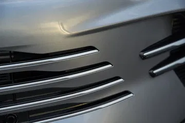 Vista cercana de la rejilla característica del BYD Seal.
