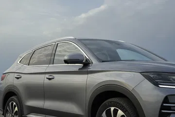BYD Seal visto de perfil, mostrando su diseño aerodinámico y moderno.