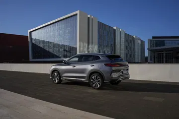 Vista lateral del BYD Seal destacando su elegante diseño