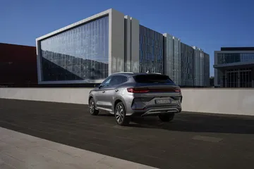 Vista lateral del BYD Seal, elegancia y eficiencia en un SUV
