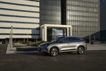 El BYD Seal muestra su elegante diseño lateral en un entorno urbano