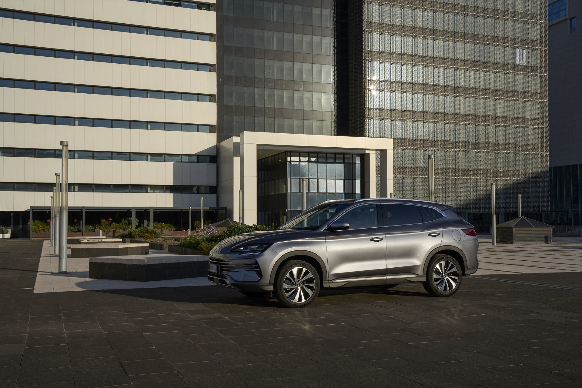 El BYD Seal muestra su elegante diseño lateral en un entorno urbano