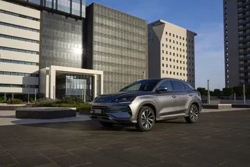 BYD Seal en entorno urbano, diseño sofisticado y elegante.