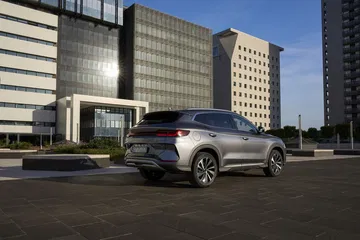 Vista lateral del BYD Seal 2024, destacando su diseño dinámico.