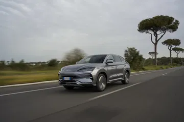 Vista dinámica del BYD Seal en movimiento, diseño vanguardista.