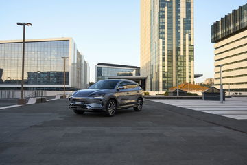 Vista dinámica del BYD Seal 2024, mostrando su diseño vanguardista.