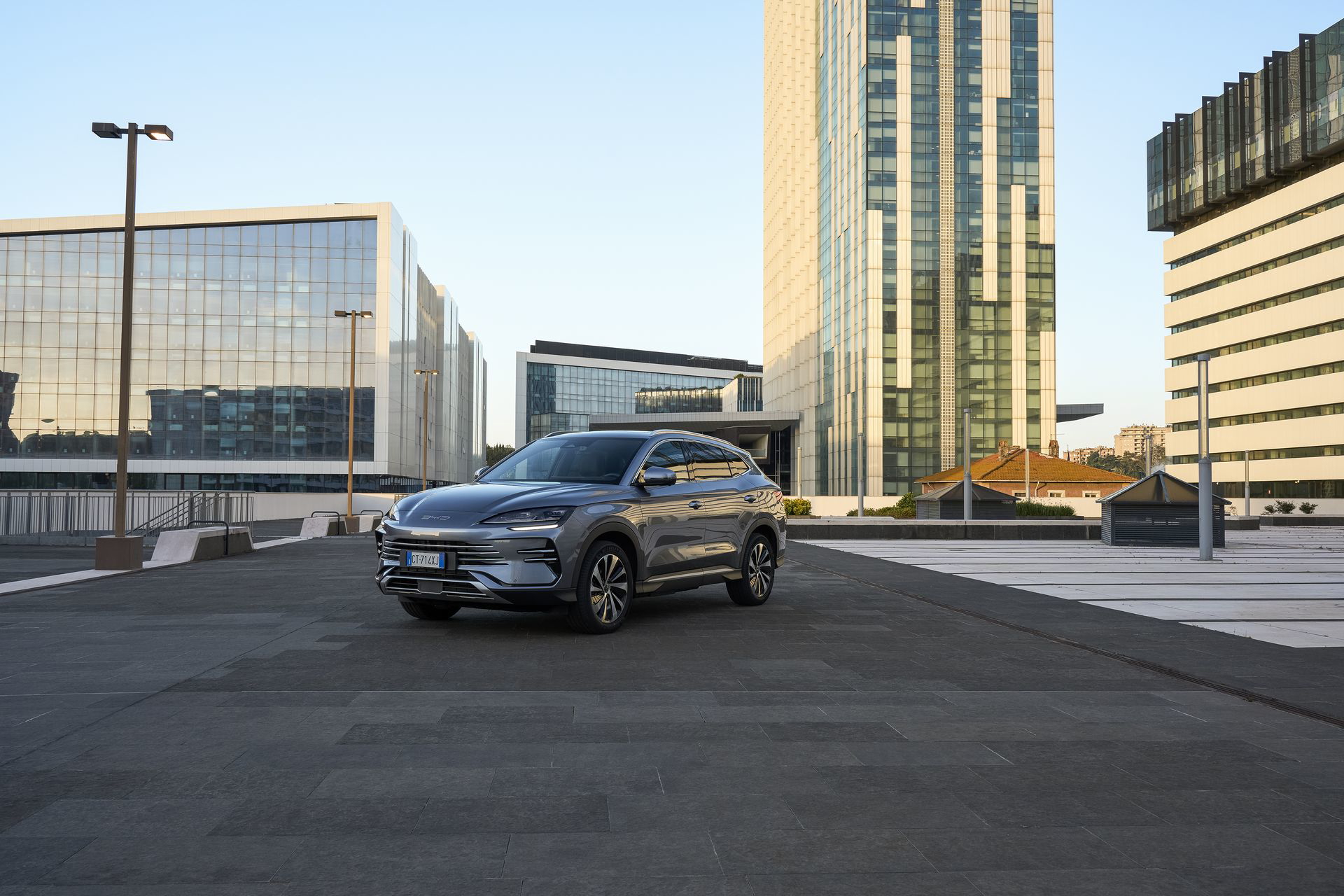 Vista dinámica del BYD Seal 2024, mostrando su diseño vanguardista.