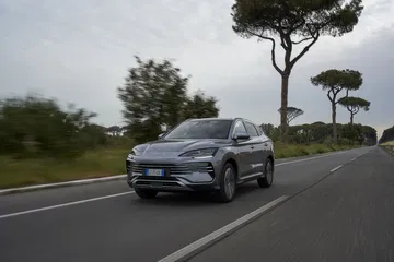 Vista dinámica lateral del BYD Seal en movimiento, destacando su diseño aerodinámico.