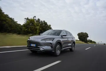 Vista dinámica del BYD Seal en carretera, diseño elegante y moderno.